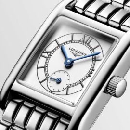 À travers sa personnalité toute en retenue, son style classique et ses variantes esthétiques aussi actuelles qu’intemporelles, la Mini DolceVita est une interprétation équilibrée du luxe discret et de l’élégance contemporaine de Longines