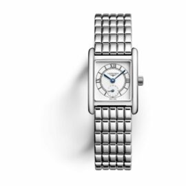 À travers sa personnalité toute en retenue, son style classique et ses variantes esthétiques aussi actuelles qu’intemporelles, la Mini DolceVita est une interprétation équilibrée du luxe discret et de l’élégance contemporaine de Longines